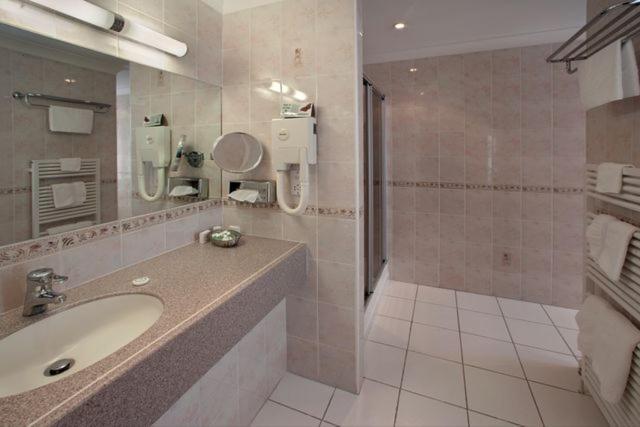 Regency Hotel دوغلاس المظهر الخارجي الصورة